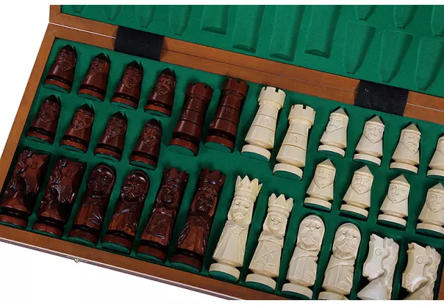 Jeu d’Echecs du Château Grand Format en Bois Réalisé à la Main – Echiquier 59 cm