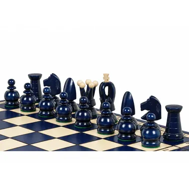 Detailansicht der blauen Schachfiguren, aufgereiht auf dem Schachbrett