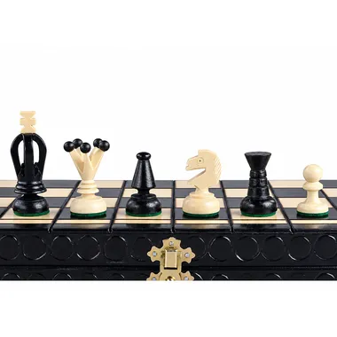 Schwarze und elfenbeinfarbene Schachfiguren am Rand der Klappbox aufgereiht