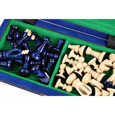 Blaue und elfenbeinfarbene Schachfiguren in der mit grünem Filz ausgekleideten Box
