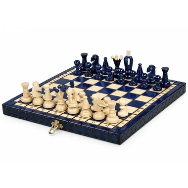 Schachspiel aus blauem und elfenbeinfarbenem Holz, klappbares Brett schräg betrachtet
