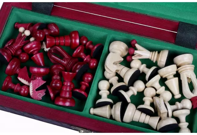 Ensemble de Jeu d’Echecs Polonais en Bois – Pièces en Bois d'Erable et Sycomore sur Echiquier en Hêtre et Bouleau