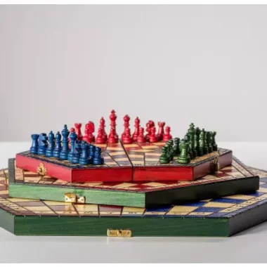Schachspiel für 3 Spieler mit Staunton-Figuren auf dem Schachbrett aufgestellt