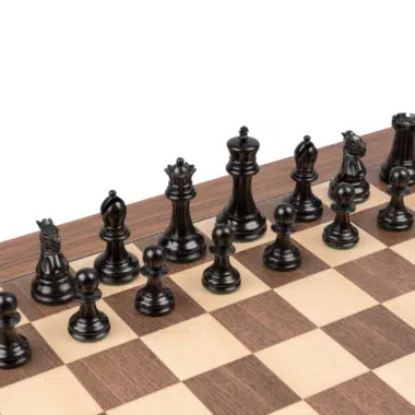 Schwarze Staunton 1890 Figuren aus Ebenholz aufgereiht auf dem Nussbaum-Schachbrett