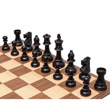 Schwarze Staunton Conquest Figuren aufgereiht auf dem Nussbaum-Ahorn-Schachbrett