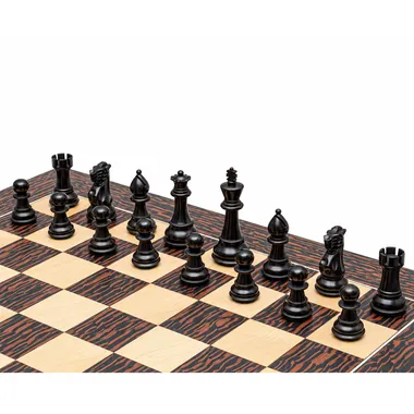 Schwarze Figuren aufgereiht auf dem Ahorn-Ebenholz-Schachbrett, Diagonalansicht