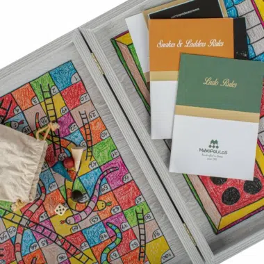 Règles des jeux de société présentées avec des accessoires de jeu colorés - Le Palais Des Echecs