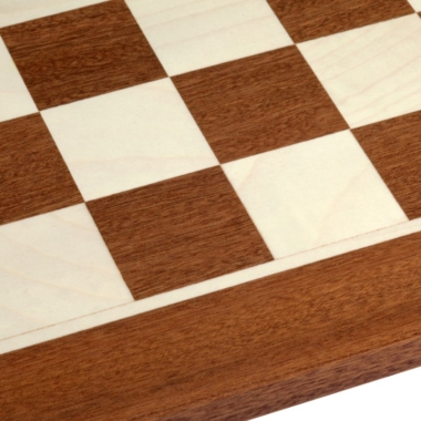 Detail des Schachbrettmusters aus Holz, die Fertigungsqualität offenbarend – Le Palais Des Echecs