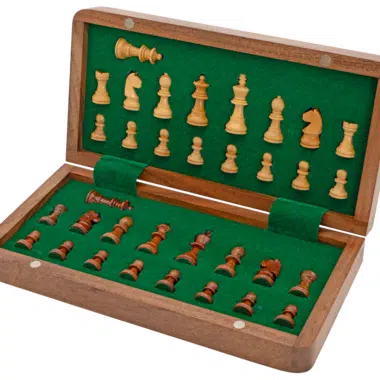 Innenansicht der Box mit magnetischen Schachfiguren aus Holz - Le Palais des Echecs