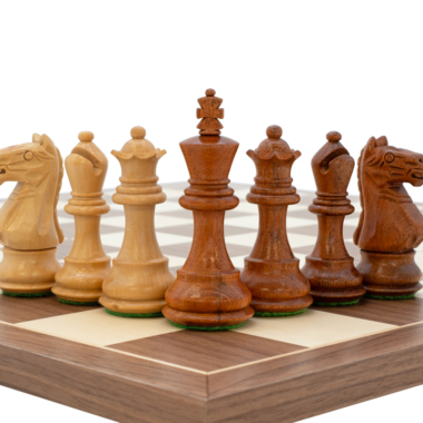 Gros plan sur les pièces principales du jeu d'échecs Fierce Knight Tournoi Premium