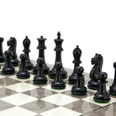 Detail der schwarzen Figuren des Oxford Ash Burl Schachspiels, das das Staunton-Design hervorhebt – Le Palais Des Echecs