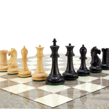 Strategische Ausrichtung der weißen und schwarzen Figuren des Oxford Ash Burl Schachspiels auf einem raffinierten Schachbrett