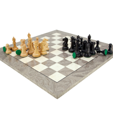 Blickwinkel, der das Oxford Ash Burl Schachspiel auf dem Holzbrett zeigt – Le Palais Des Echecs