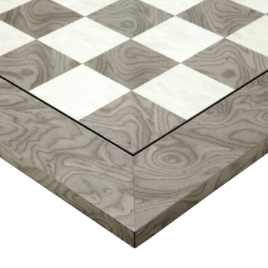 Künstlerisches Detail des Schachbretts des Oxford Ash Burl Schachspiels, das die Holzverarbeitung hervorhebt