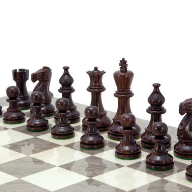 Details der dunklen Holzfiguren des Palisander-Schachspiels - Le Palais Des Echecs