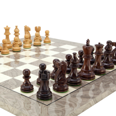 Ansicht des Schachspiels mit gut ausgerichteten hellen und dunklen Figuren - Le Palais Des Echecs