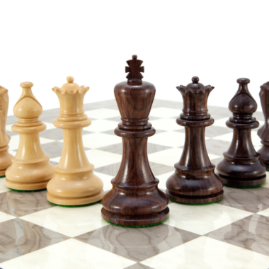 König aus dunklem Holz und Dame in elegantem Rahmen - Le Palais Des Echecs