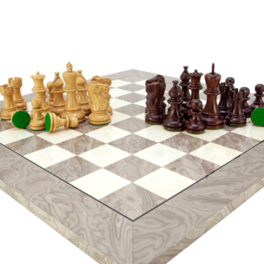 Blickwinkel auf Brett und Figuren des Luxus-Holzschachspiels - Le Palais Des Echecs