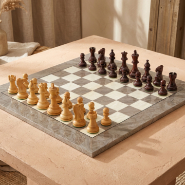 Dekoratives Holzschachspiel in warmem, modernem Ambiente - Le Palais Des Echecs