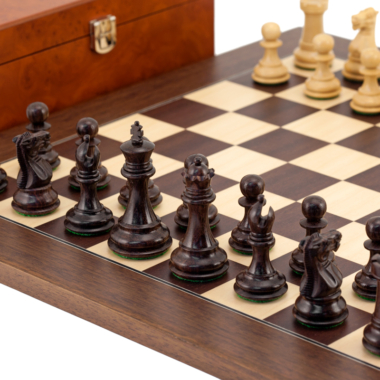 Ausrichtung der weißen Figuren auf dem Palisanderholz-Schachbrett