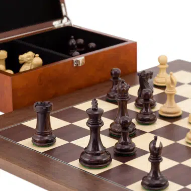 Kassette des Windsor Schachspiels mit Holzfiguren auf dem Schachbrett – Le Palais Des Echecs
