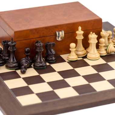 Detail der Holzschachfiguren mit grünem Filz an der Unterseite