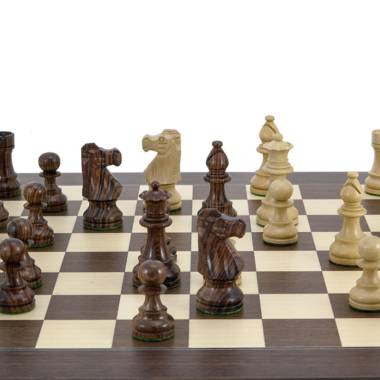 Nahaufnahme des Schachspiels Französischer Springer mit Figuren aus Palisander und Elfenbein-Optik – Le Palais Des Echecs