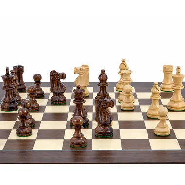 Nahaufnahme des Schachspiels Französischer Springer mit Figuren aus Palisander und Elfenbein-Optik – Le Palais Des Echecs