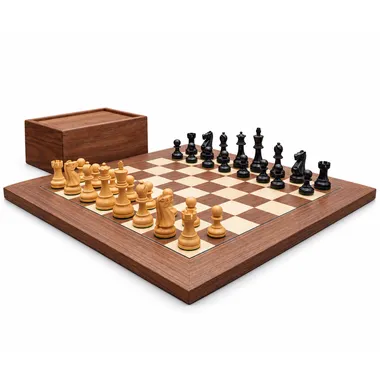 Schachspiel Levisham Schwarz und Nussbaum auf einem Holztisch in warmer Atmosphäre