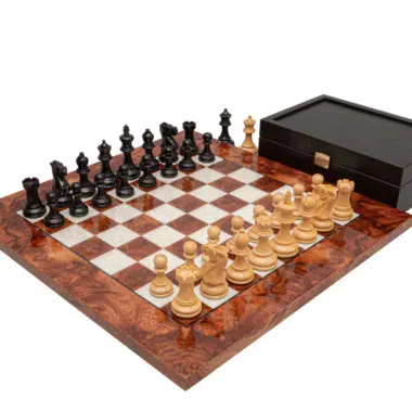 Luxus-Schachspiel Highgrove Briarwood mit aufgereihten Staunton-Figuren