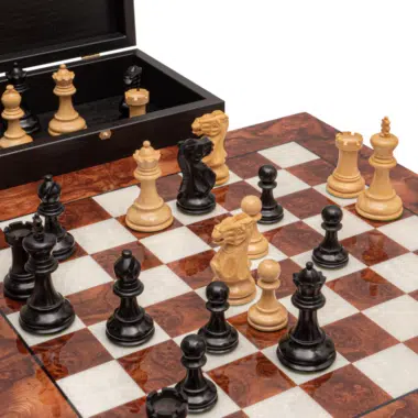 Schachbrett mit Figurenbewegung aus Briarwood - Le Palais Des Echecs