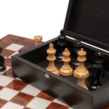 Elemente des Luxus-Schachspiels in der Fächerbox - Le Palais Des Echecs