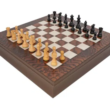 Kingsclere Luxus-Schachspiel aus Ebenholz und Walnuss in Grundaufstellung