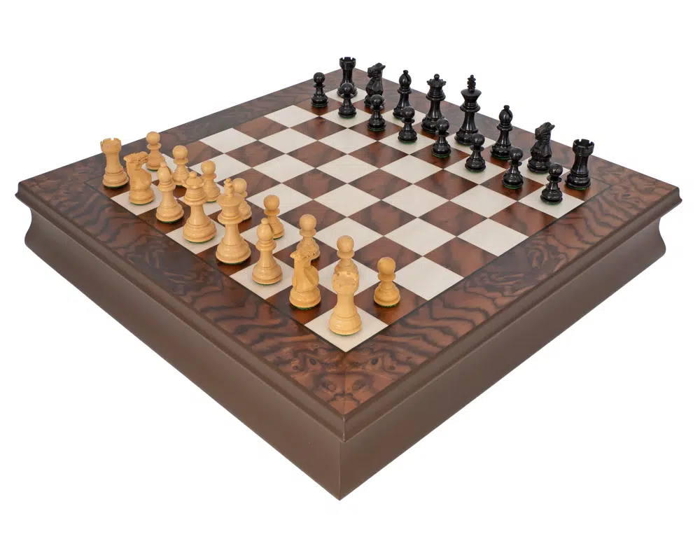Kingsclere Luxus-Schachspiel aus Ebenholz und Walnuss in Grundaufstellung