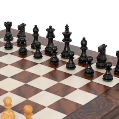 Details der schwarzen Kingsclere-Schachfiguren im Hintergrund