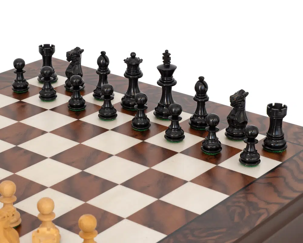 Details der schwarzen Kingsclere-Schachfiguren im Hintergrund
