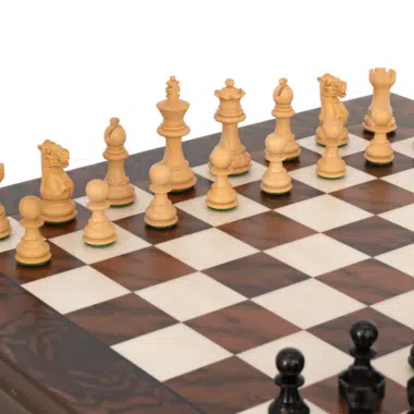 Details der weißen Kingsclere-Schachfiguren während einer Partie