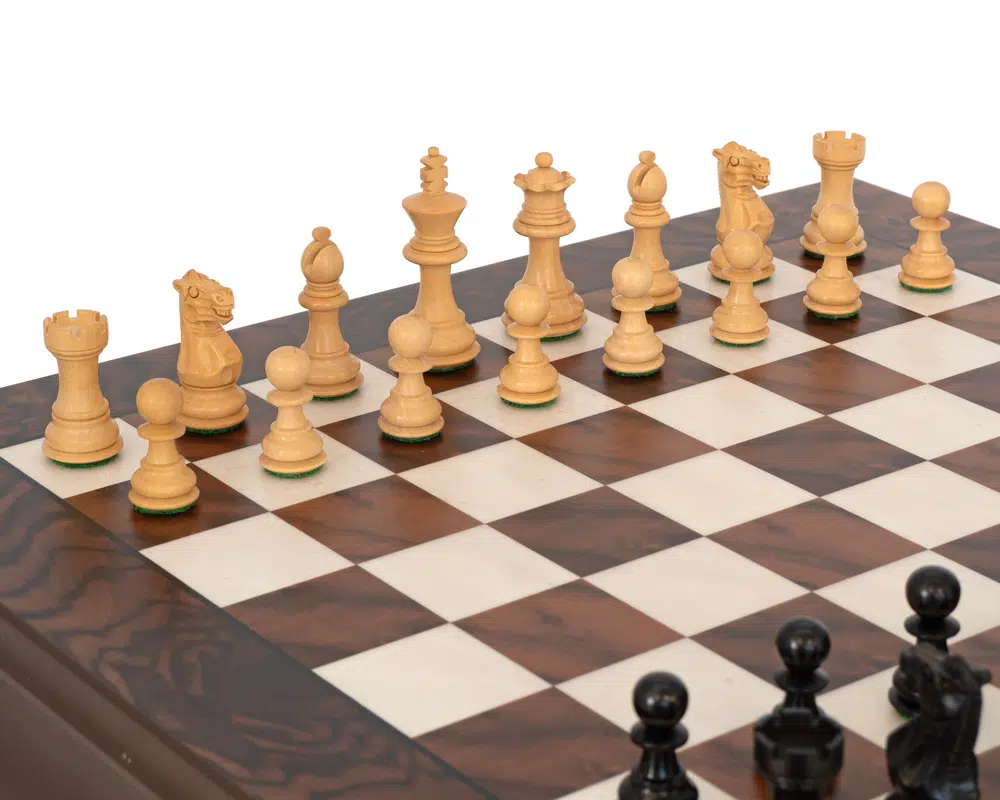 Details der weißen Kingsclere-Schachfiguren während einer Partie
