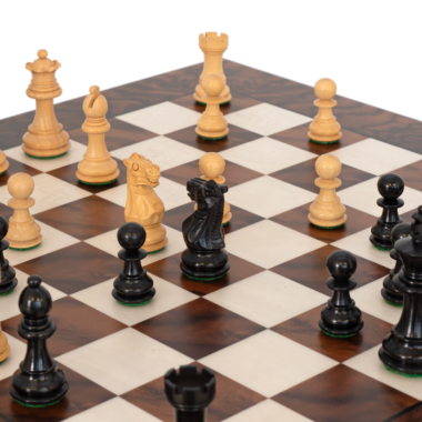 Nahaufnahme der Kingsclere-Schachfiguren während einer Partie