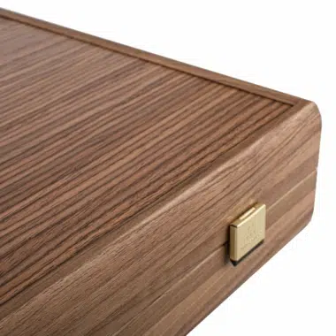 Détail de la boîte en bois du backgammon avec fermeture en laiton - Le Palais Des Echecs