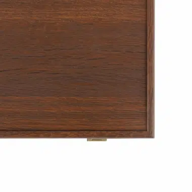 Détail de la surface du coffret de poker en bois de noyer, finition raffinée