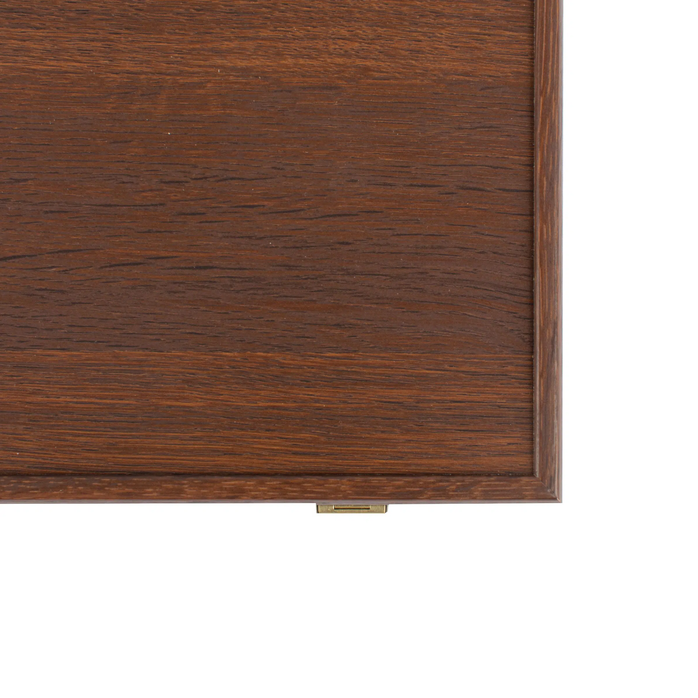 Détail de la surface du coffret de poker en bois de noyer, finition raffinée