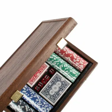 Angle ouvert du coffret de poker en bois avec jetons colorés et accessoires de jeu