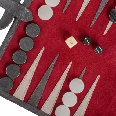 Détails du plateau de backgammon avec pions et dés sur fond rouge - Le Palais Des Echecs