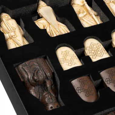 Vue rapprochée des pièces du jeu d'échecs Île de Lewis, finition précise et détaillée - Le Palais Des Echecs