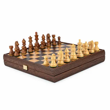 Seitlicher Blick auf das Schachspiel Nussbaum 40x40 cm, elegante Staunton-Figuren – Le Palais Des Echecs