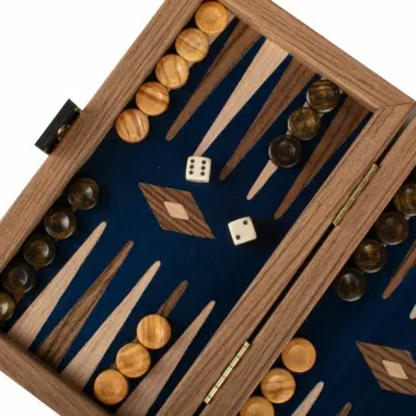Draufsicht auf das Backgammon-Brett mit Würfeln und Spielsteinen in Position