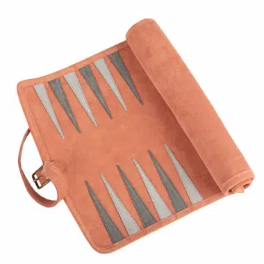 Ensemble de Backgammon enroulable en daim saumon vu de dessus - Le Palais Des Echecs