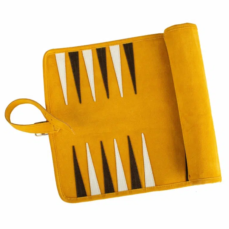 Backgammon-Matte aus gelbem Wildleder, geöffnet mit Spielsteinen - Le Palais Des Echecs