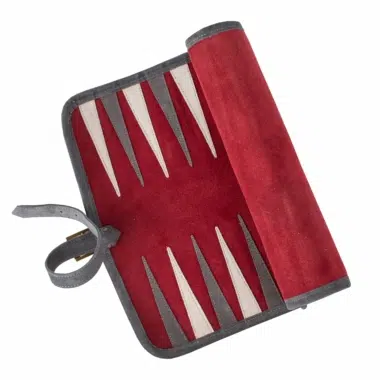 Ensemble de backgammon enroulable daim rouge bordeaux avec motifs élégants - Le Palais Des Echecs